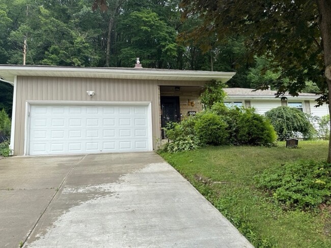 Primary Photo - 908 Chestnut Ln
