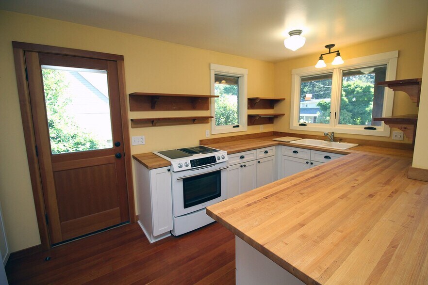 Building Photo - 9233 SW Brier Pl