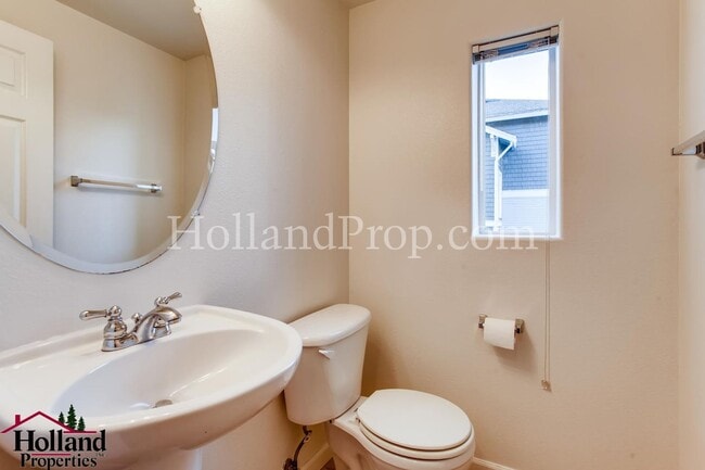 Building Photo - Experience Comfort and Style in This Elegant Murrayhill Townhome!