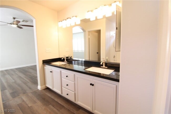 Building Photo - 301 Laguna Glen Dr