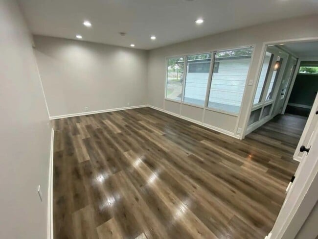 Building Photo - 3905 Poplar St