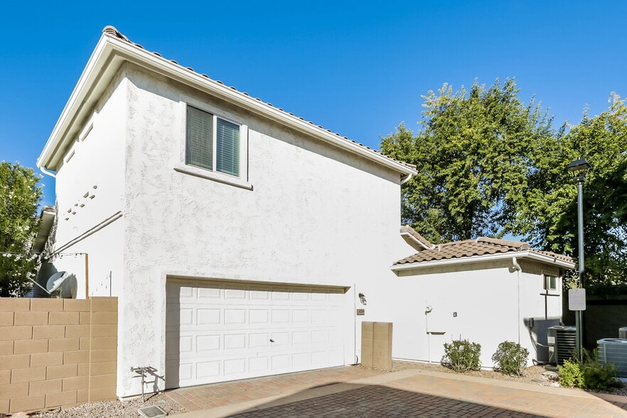 Building Photo - 10260 E Isleta Ave