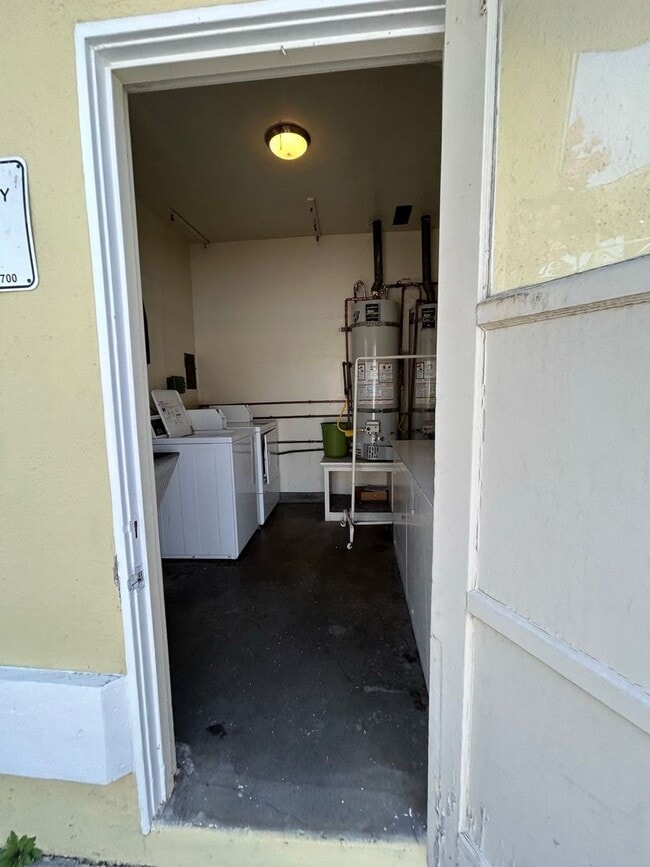 Building Photo - Western, 1151-1153