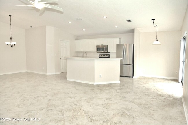 Building Photo - 974 Villa Dr
