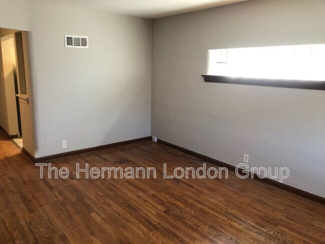 Building Photo - 4614-4616-4616 Jamieson Ave