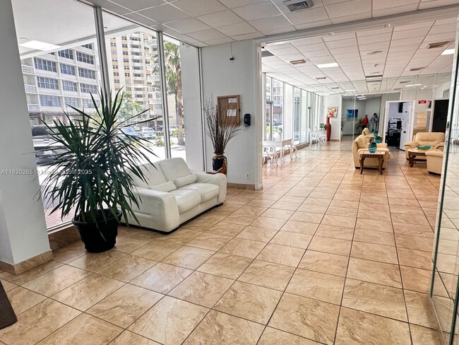 Building Photo - 1801 S Ocean Dr
