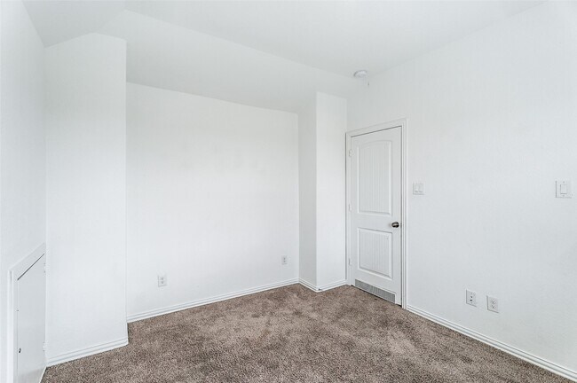 Building Photo - 9011 Beacon Mill Dr