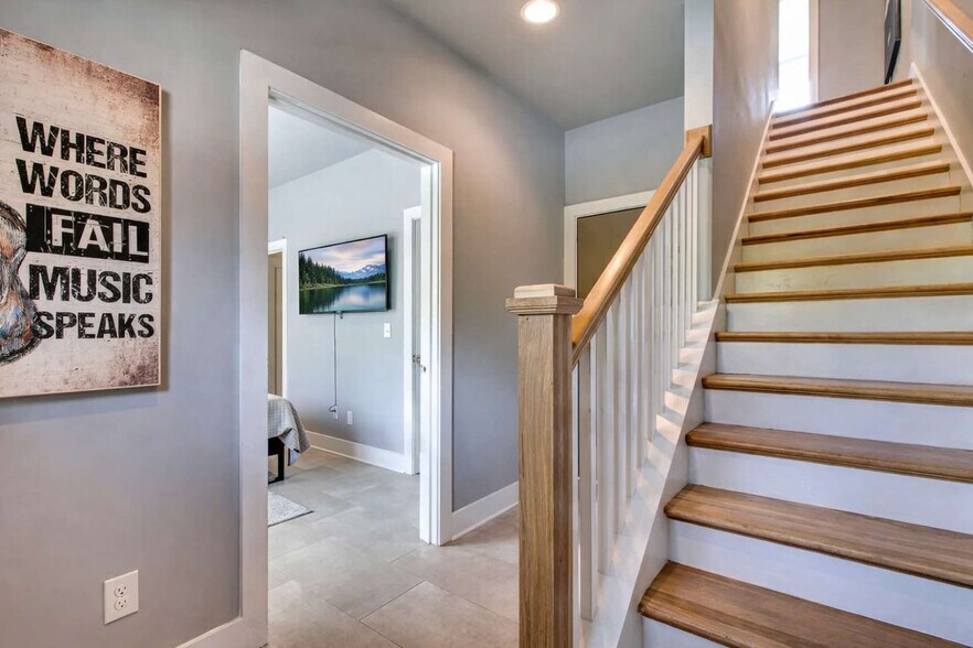 Building Photo - 966 Youngs Ln