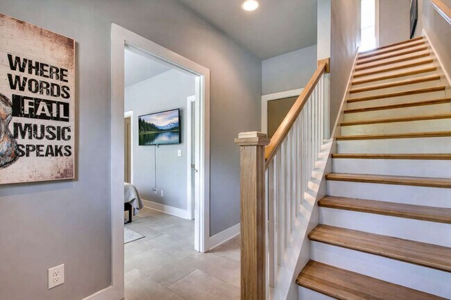 Building Photo - 966 Youngs Ln