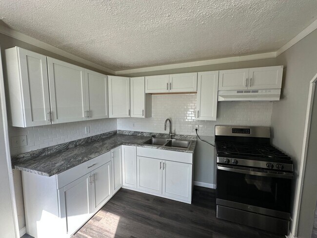 Building Photo - BEAUTIFUL 3 BEDROOM 1 BATH NEWLY REMODELED