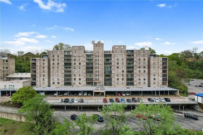 Building Photo - 2120 Greentree Rd