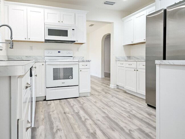 Building Photo - Beautiful 4/2 in Gainesville's Beldevere Area