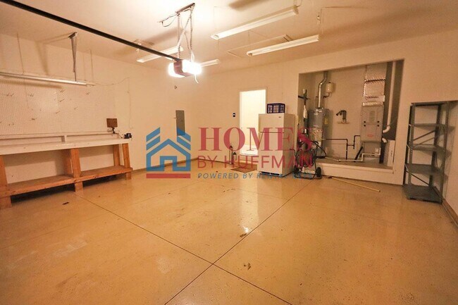 Building Photo - Three Bedroom | Two Bathroom | Newburgh