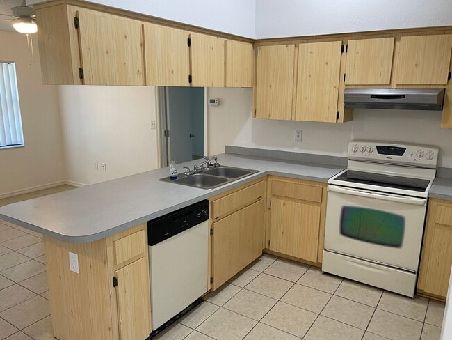 Building Photo - READY TO MOVE INTO 3/2/2 WITH IDEAL LOCATION!!!!