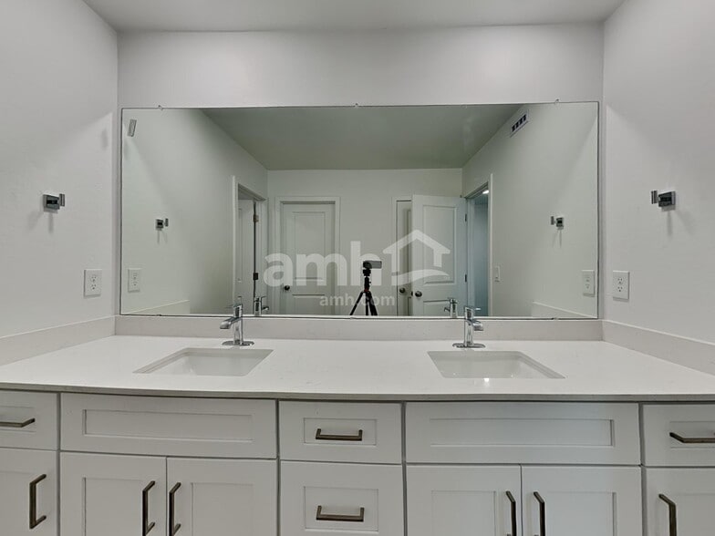 Building Photo - 6971 N 125th Dr