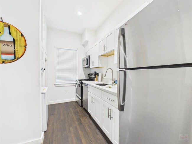 Building Photo - 1010 W 26th St