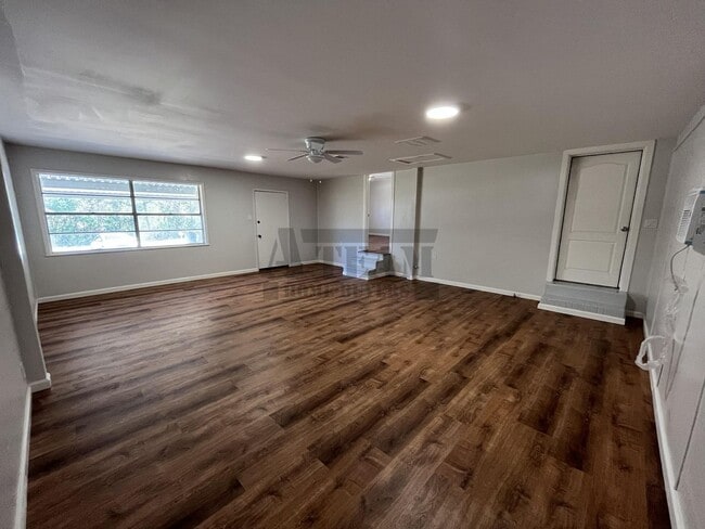 Building Photo - Beautiful Remodeled 3 Bed 2 Bath
