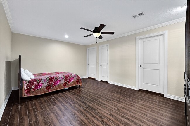 Building Photo - 10519 Pleasanton Dr