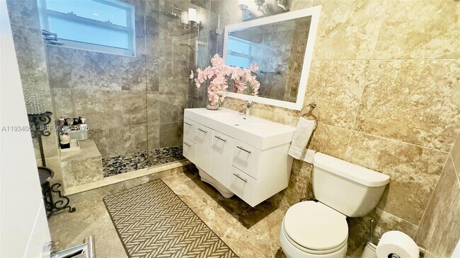 Building Photo - 329 SE 3rd St