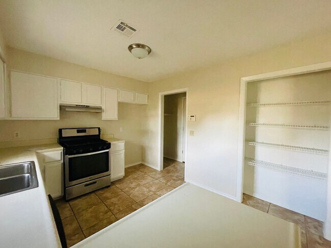 Building Photo - Recently remodeled home