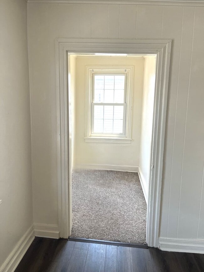 Building Photo - Second-Floor 2 Bedroom / 1 Bathroom Apartm...