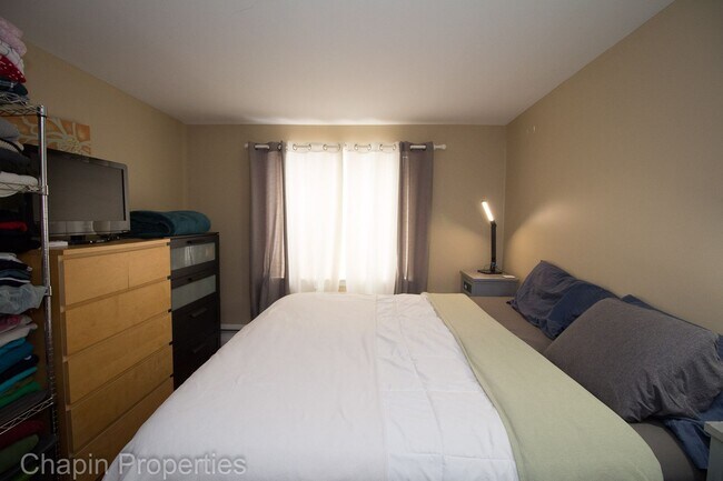 Building Photo - 2Br/1Bth, Great location, quiet area, Laundry in building