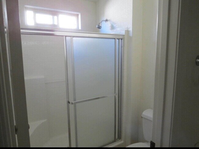 Building Photo - "Well-Kept 3 Bedroom 2 bathroom Villa Chap...
