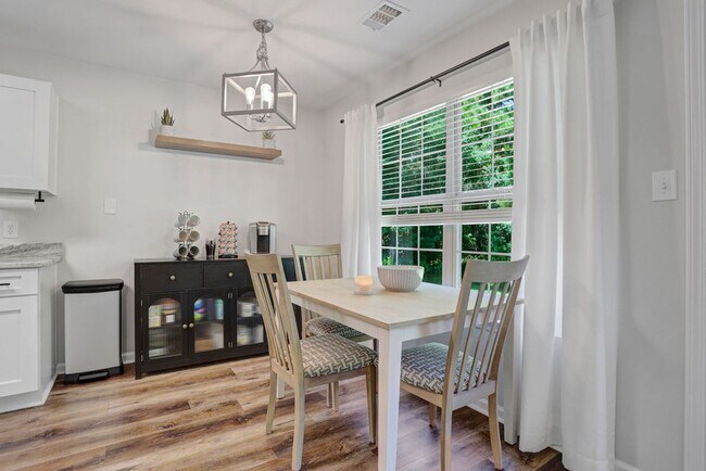 Building Photo - 3 bedroom 2.5 bath with bonus room in Lega...