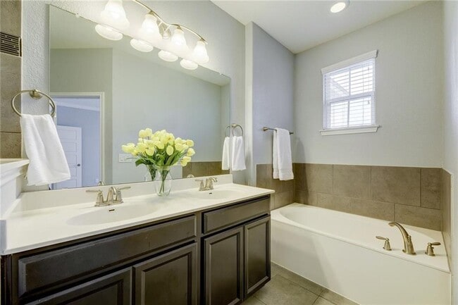 Building Photo - 13400 Briarwick Dr