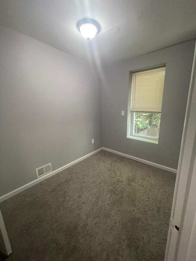 Building Photo - Recently Renovated 3 Bed 1.5 Bath Ready To Move In ASAP