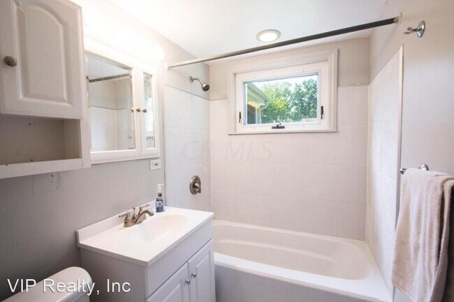 Building Photo - 3 br, 1 bath House - 1011 Mohican Ave.