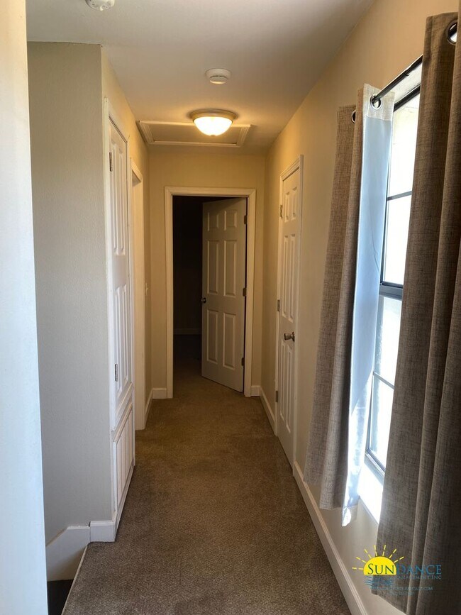 Building Photo - Spacious 3-Bedroom Home in Mary Esther Nea...