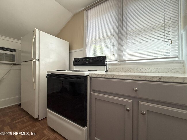 Building Photo - 2245 Myra St