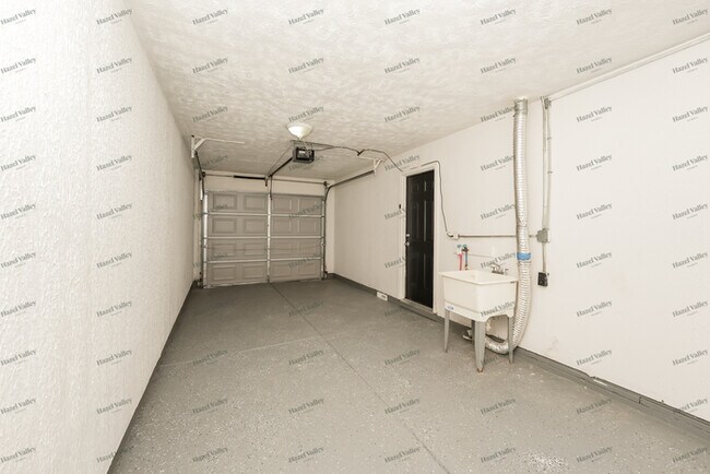 Building Photo - 1064 E 168th St
