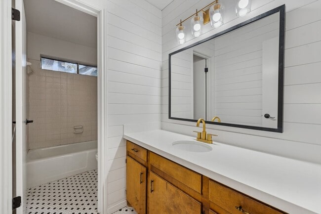 Building Photo - Cute & Convenient Home in Mission!