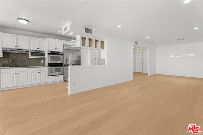 Building Photo - 1450 S Beverly Dr