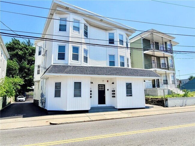 Building Photo - 884 Main St