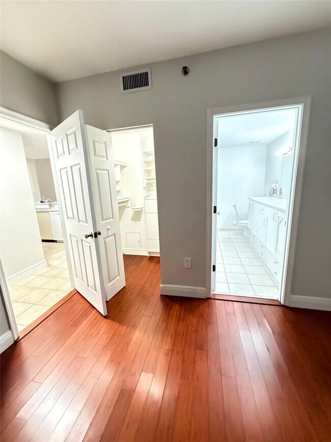 Building Photo - 2901 Riverside Dr