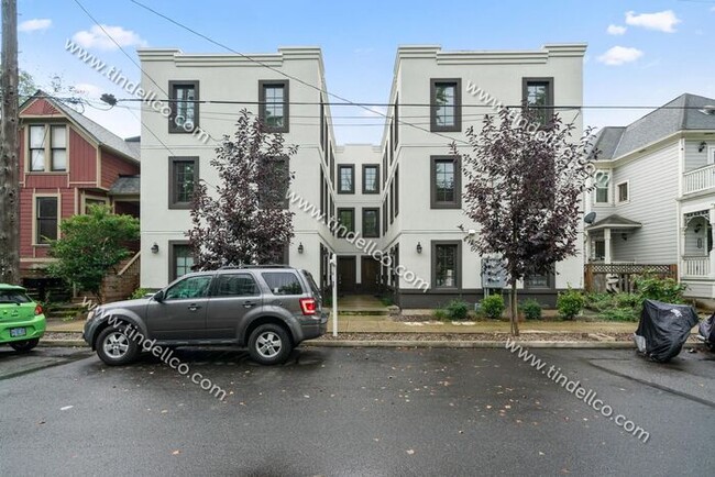 Building Photo - Sleek 3-Level Townhome in Hosford-Abernethy – Pet Friendly with W/S/G Included!