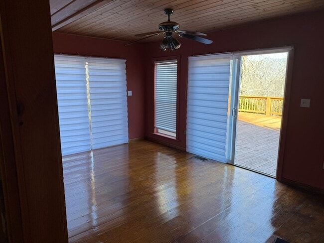 Building Photo - 523 Sundown Dr