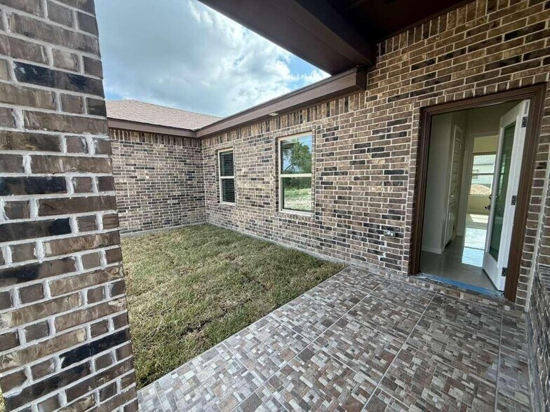 Building Photo - 3601 E Alexa St