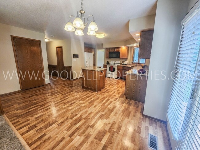 Building Photo - Executive 4 Bedroom Home in West Des Moine...