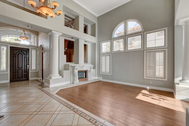 Building Photo - COMING SOON!! $1000 off 1st months Rent Guard-Gated Golf Course Living on the 14th Green!