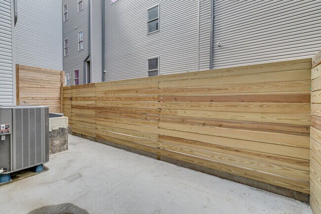Building Photo - 2630 Annin St
