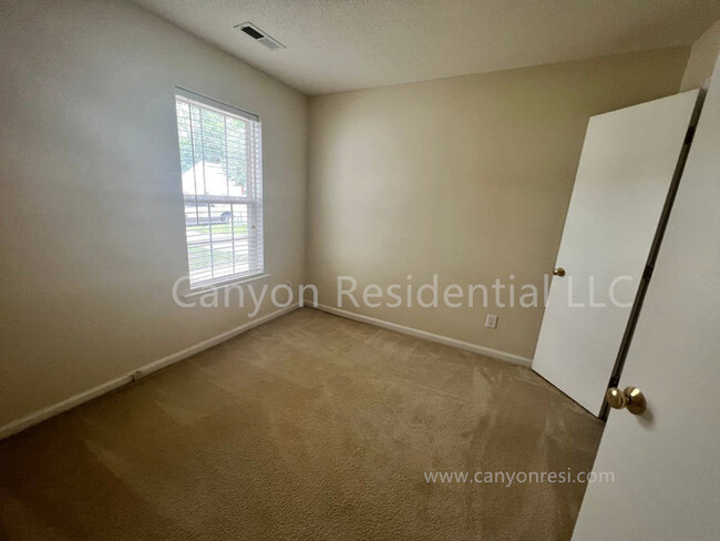 Building Photo - Beautiful 3b Room! Move in ready!