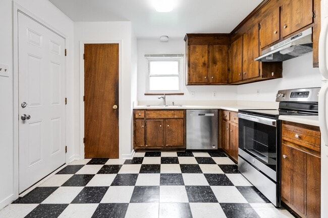 Building Photo - CHARMING 3-BEDROOM CEDAR SIDED RANCH HOUSE -Available