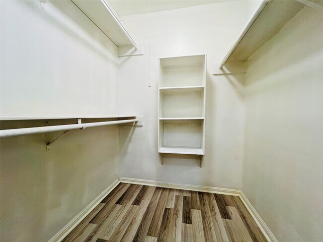 Building Photo - 422 Gamewood Dr