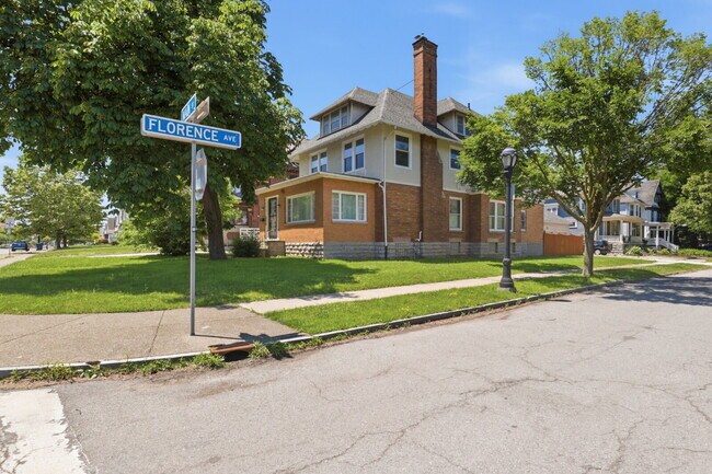 Building Photo - Furnished 10-Bedroom Single-Family Home in Buffalo