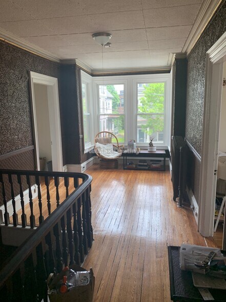 Building Photo - 5 Day St
