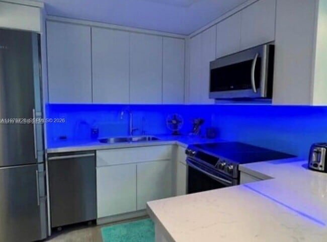 Building Photo - 2457 Collins Ave